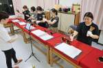 本番に向け練習する「Ｈｅｌｌｏ　Ｂｅｌｌ　Ｒｉｎｇｅｒｓ」のメンバー＝薩摩川内市
