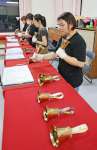 本番に向け練習する「Ｈｅｌｌｏ　Ｂｅｌｌ　Ｒｉｎｇｅｒｓ」のメンバー＝薩摩川内市