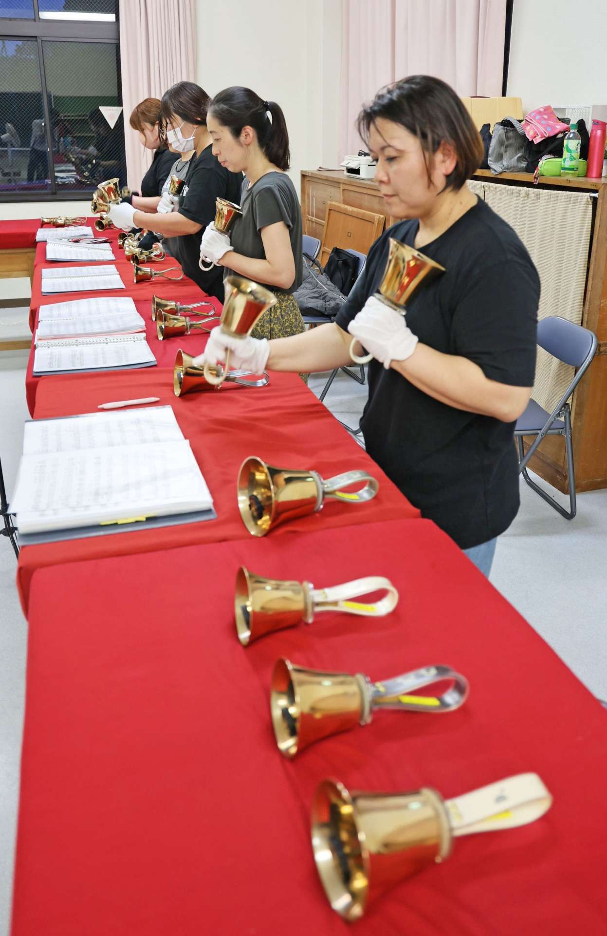 本番に向け練習する「Ｈｅｌｌｏ　Ｂｅｌｌ　Ｒｉｎｇｅｒｓ」のメンバー＝薩摩川内市