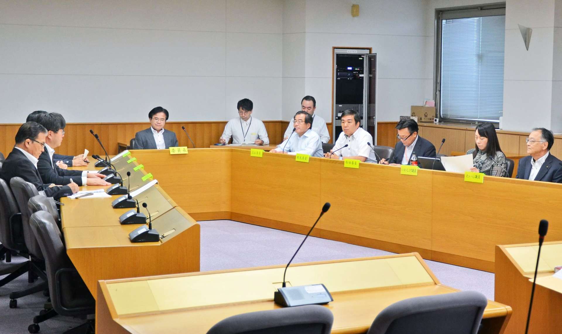 議員定数について協議する委員会＝２５日、県議会