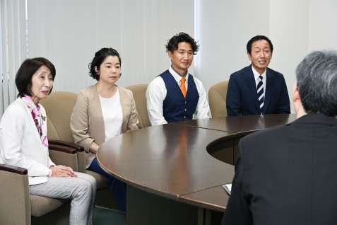 南日本新聞社で討論会に臨む（右から）園田修光氏、牧野俊一氏、尾辻朋実氏、松崎真琴氏＝２３日午後、鹿児島市