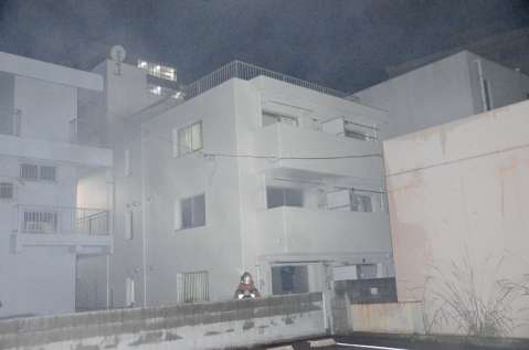 煙が立ちこめる火災現場＝２５日午後１０時２５分ごろ、鹿児島市上荒田町