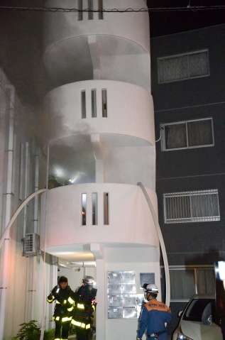 〈別カット〉煙が立ち上る火災現場＝２５日午後１０時半ごろ、鹿児島市上荒田町