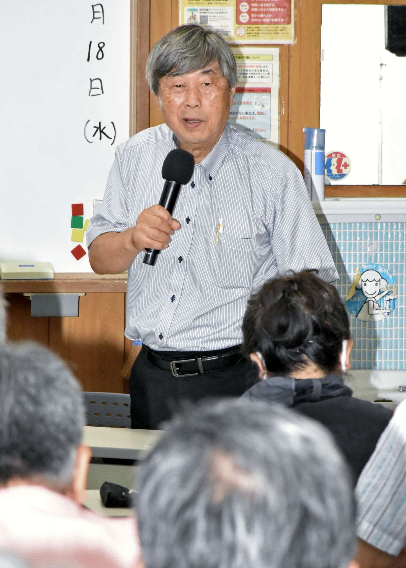 西郷隆盛と西南戦争をテーマに語る徳永和喜さん＝伊佐市の大口高校