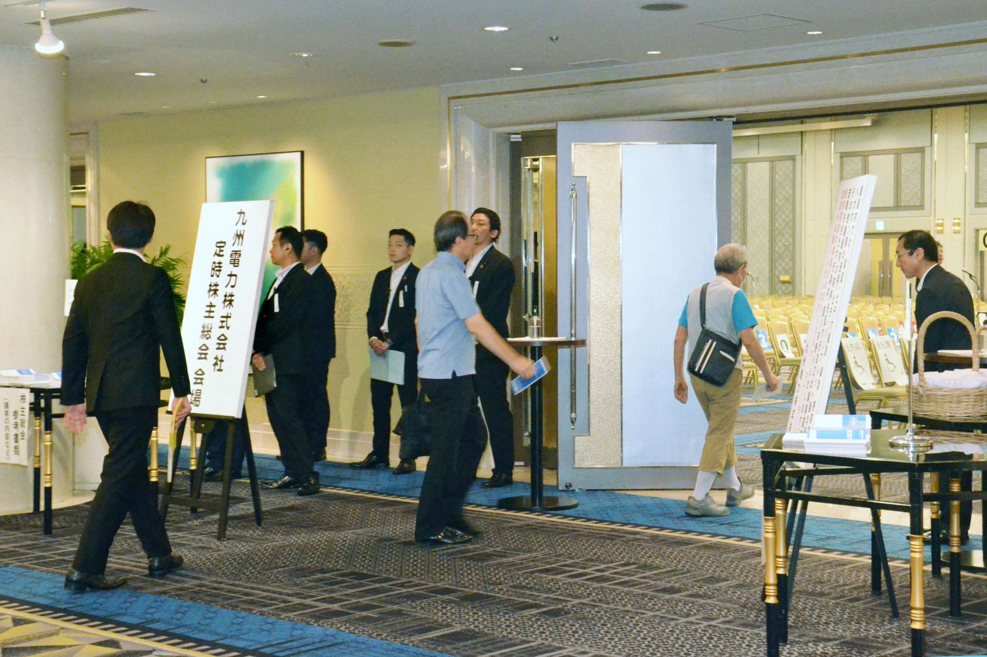 九州電力の株主総会会場に入る株主＝２６日、福岡市