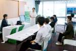 空港業務に携わる企業・団体合同の採用説明会に初めて参加し、来場者に業務内容を説明する鴻池エアーホールディングの担当者＝２１日、霧島市溝辺町麓の鹿児島空港