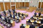 新総合体育館の設計関連予算議案の採決に臨む県議ら＝２６日、県議会
