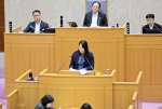 新総合体育館設計費を含む一般会計補正予算議案などへの反対討論をする岩重仁子議員＝２６日、県議会