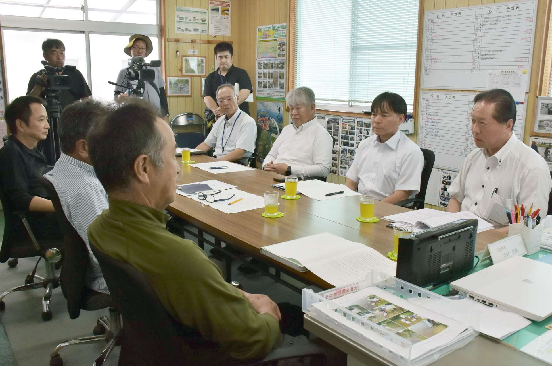 広瀬川漁協の幹部らに迅速な対応を求める杉本尚喜・出水市議会議長（右端）ら＝２６日、出水市緑町
