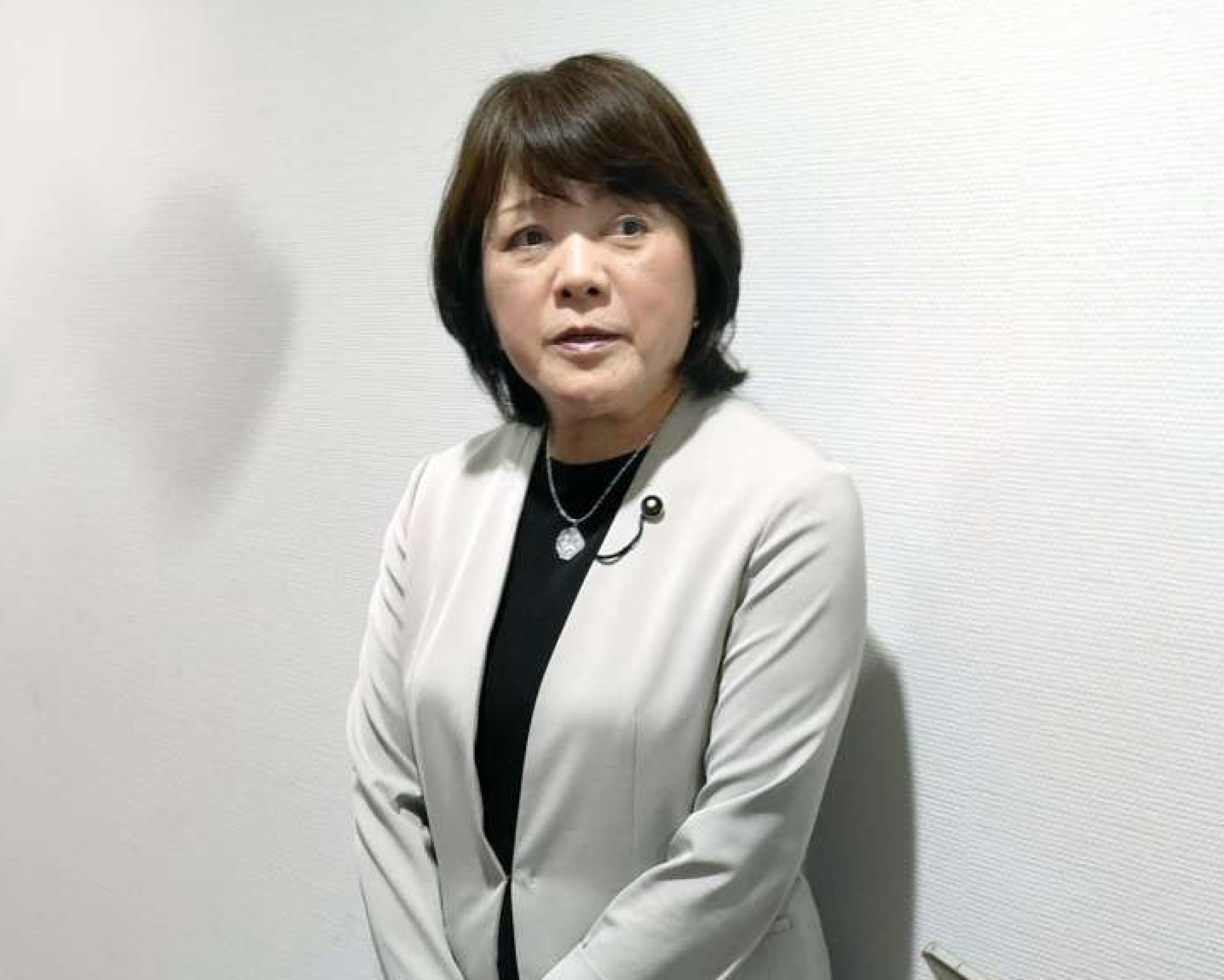 記者団の取材に応じる立憲民主党鹿児島県連の柳誠子代表＝２６日、県議会