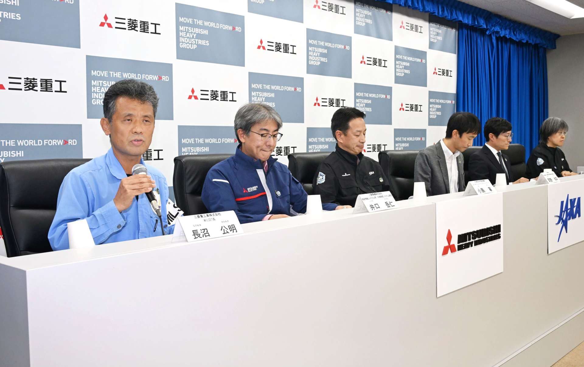 打ち上げ準備状況を説明する三菱重工業の長沼公明打ち上げ射場チーム長（左）ら＝２７日、南種子町の種子島宇宙センター