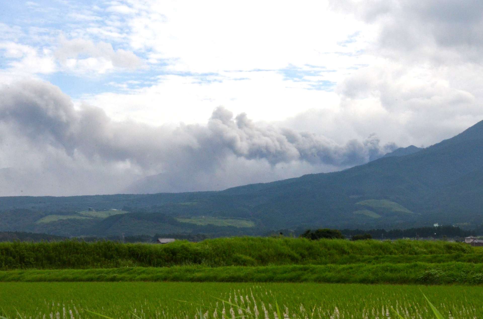 〈資料写真〉噴煙を上げる新燃岳＝２６日午後５時すぎ、小林市細野