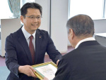 南日本新聞社賞を受ける亀田晃一さん＝２７日、南日本新聞会館