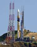 〈別カット〉打ち上げに向け射点に移動するＨ２Ａロケット５０号機＝２８日午前１０時５４分、南種子町の種子島宇宙センター