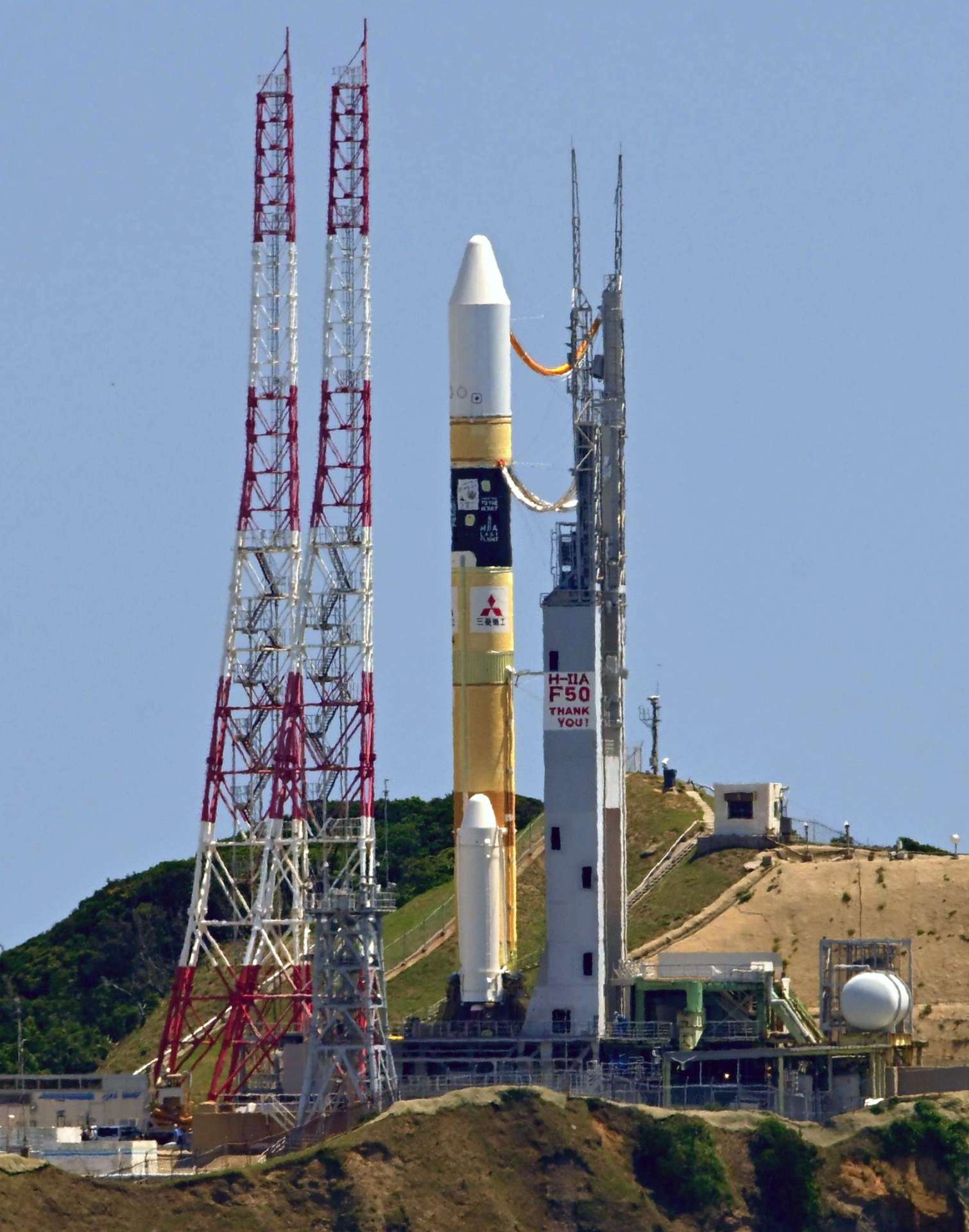 〈別カット〉打ち上げに向け射点に移動するＨ２Ａロケット５０号機＝２８日午前１０時５４分、南種子町の種子島宇宙センター