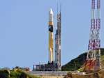 打ち上げに向け射点に移動するＨ２Ａロケット５０号機＝２８日午前１０時４９分、南種子町の種子島宇宙センター