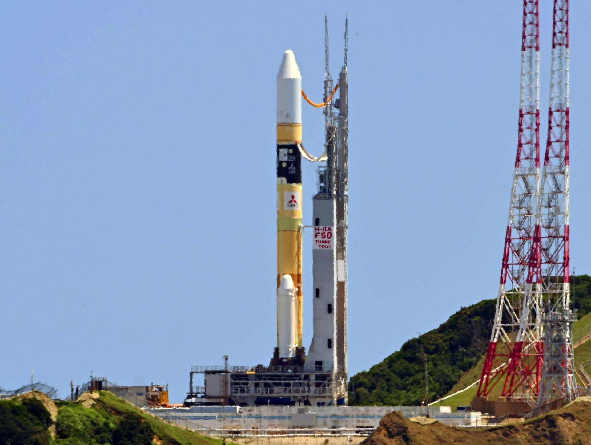 打ち上げに向け射点に移動するＨ２Ａロケット５０号機＝２８日午前１０時４９分、南種子町の種子島宇宙センター