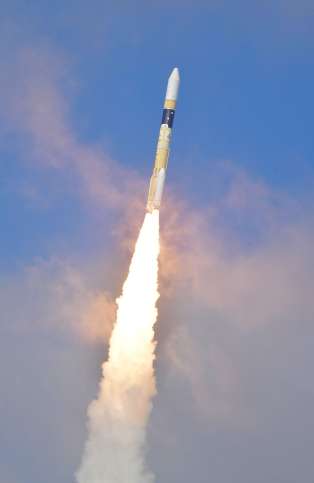 情報収集衛星を搭載し上昇するＨ２Ａロケット４９号機＝２０２４年９月２６日、南種子町の種子島宇宙センター