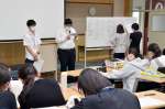新聞記事の概要や自らの主張を発表する学生＝６月２５日、鹿児島市の鹿児島医療福祉専門学校