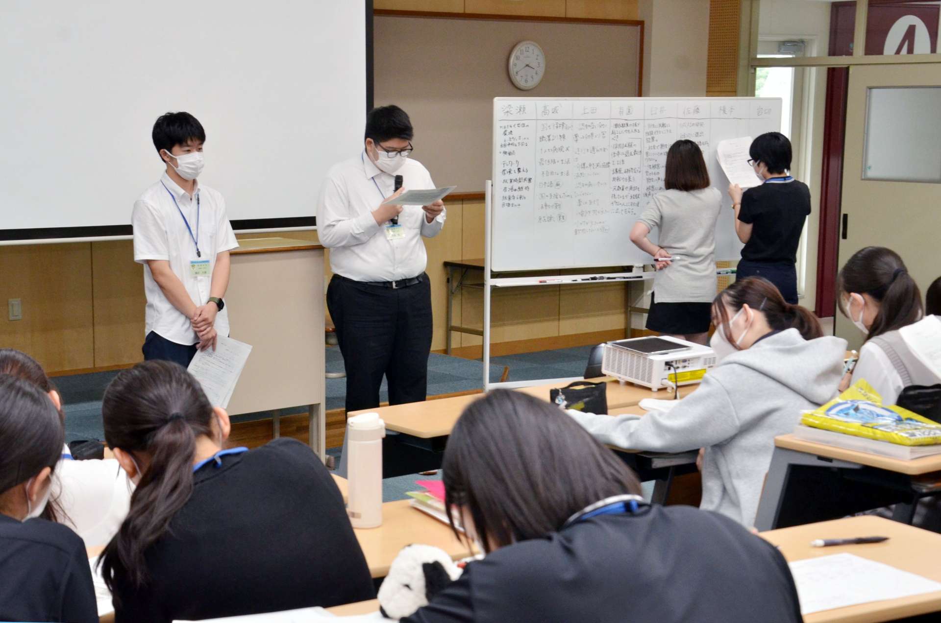 新聞記事の概要や自らの主張を発表する学生＝６月２５日、鹿児島市の鹿児島医療福祉専門学校