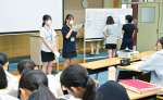 新聞記事の概要や自らの主張を発表する学生＝２５日、鹿児島市の鹿児島医療福祉専門学校