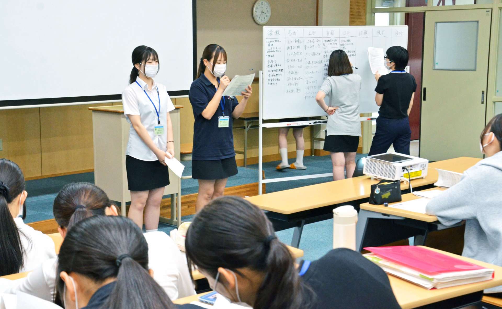 新聞記事の概要や自らの主張を発表する学生＝２５日、鹿児島市の鹿児島医療福祉専門学校