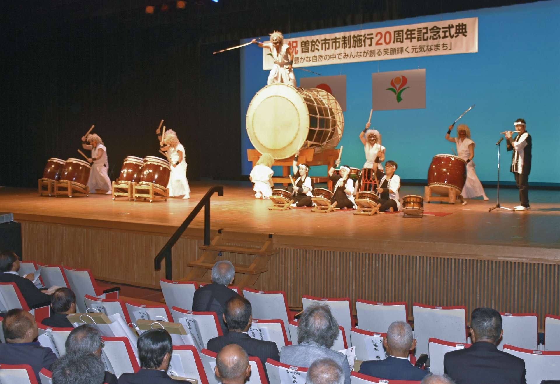 記念式典で演奏する大隅弥五郎太鼓＝２８日、曽於市末吉総合センター
