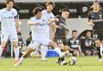前半、相手と競り合う鹿児島ＵのＭＦ吉尾＝ＣＩＴＹ　ＦＯＯＴＢＡＬＬ　ＳＴＡＴＩＯＮ