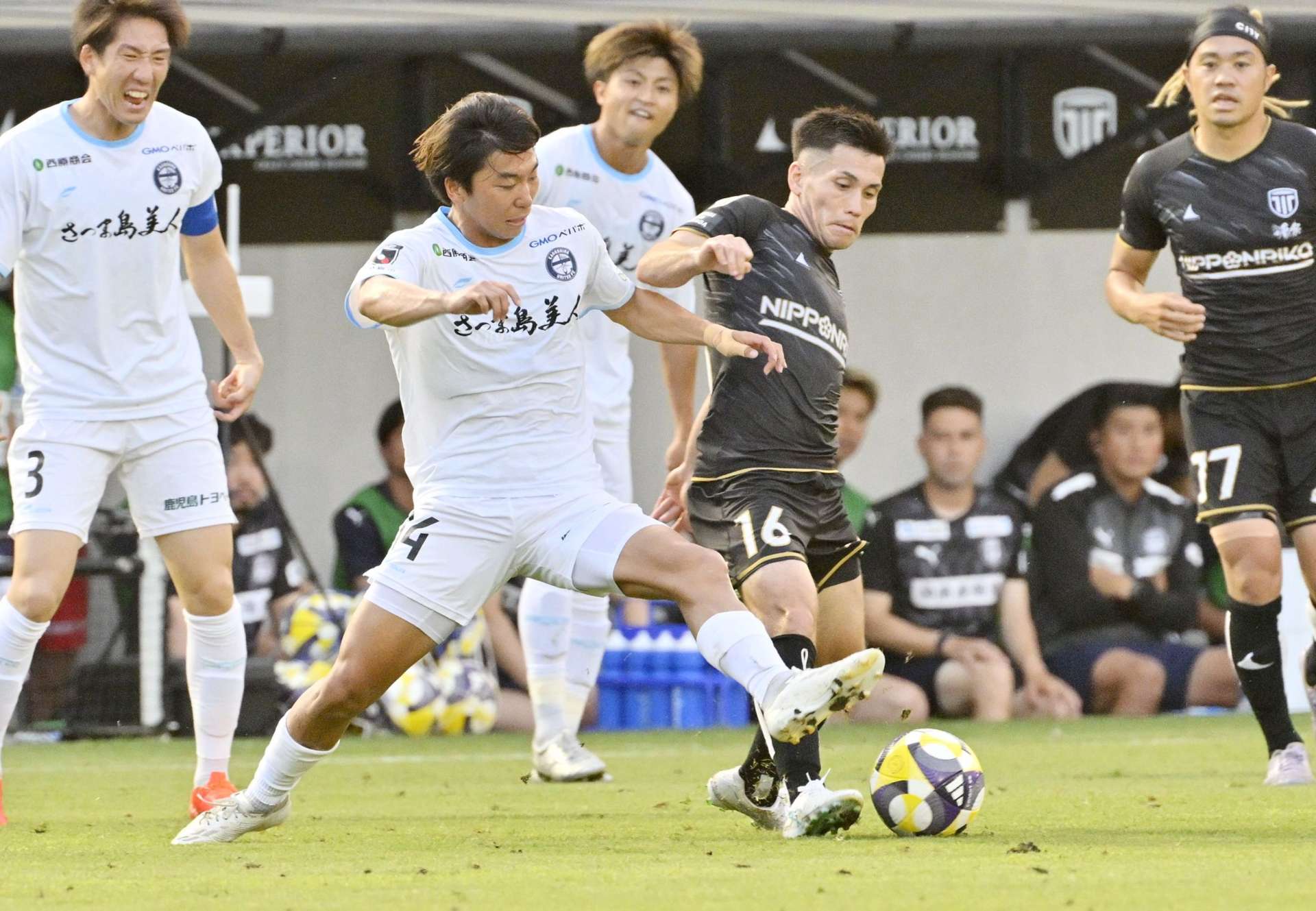 前半、相手と競り合う鹿児島ＵのＭＦ吉尾＝ＣＩＴＹ　ＦＯＯＴＢＡＬＬ　ＳＴＡＴＩＯＮ