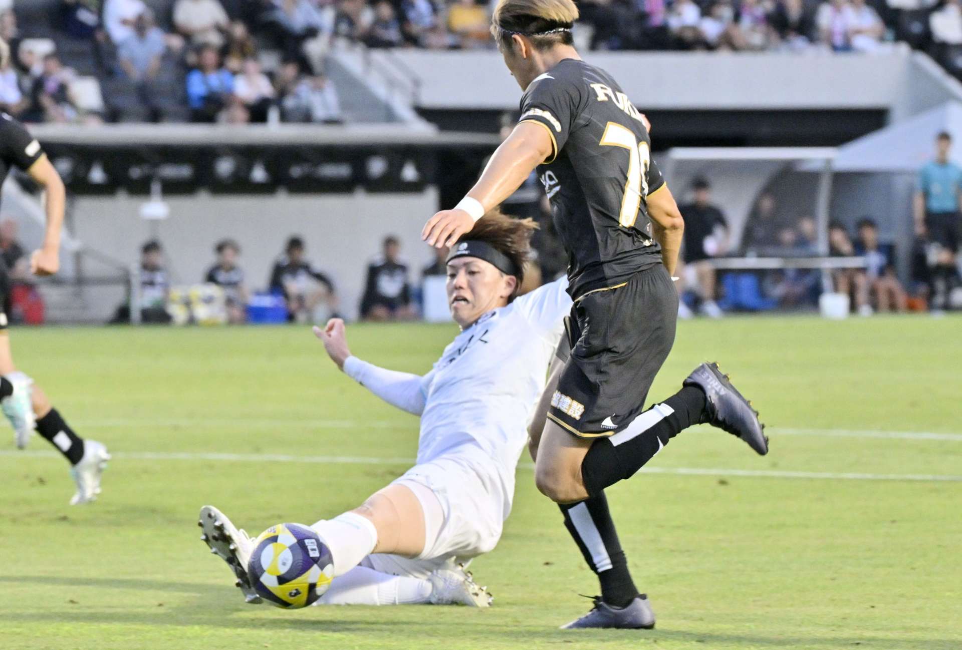 前半、タックルで相手を止める鹿児島ＵのＤＦ相馬＝ＣＩＴＹ　ＦＯＯＴＢＡＬＬ　ＳＴＡＴＩＯＮ