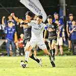 後半、競り合う鹿児島ＵのＭＦ稲葉（右）が＝ＣＩＴＹ　ＦＯＯＴＢＡＬＬ　ＳＴＡＴＩＯＮ