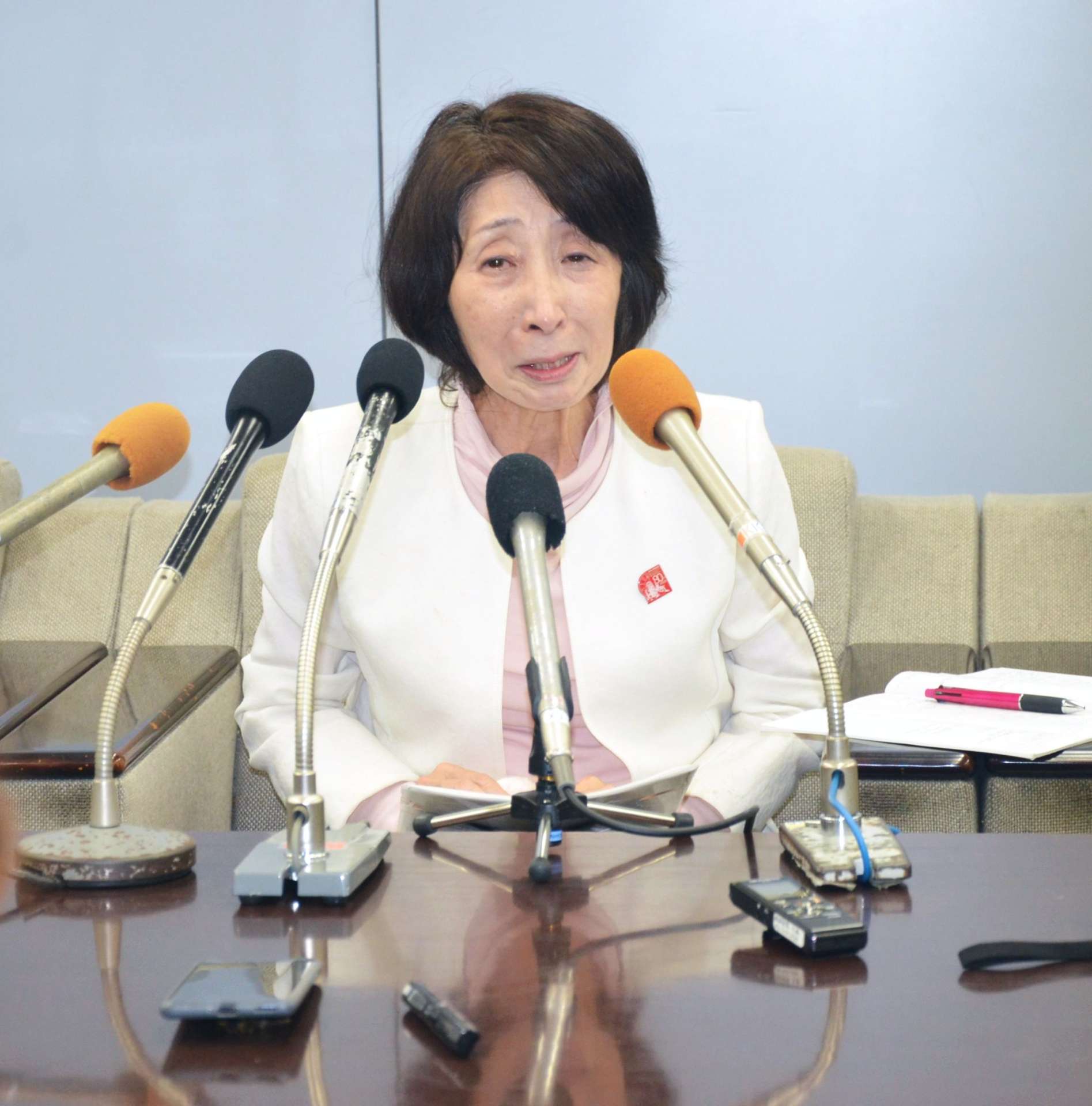 会見に臨む松崎真琴氏＝２８日、県庁