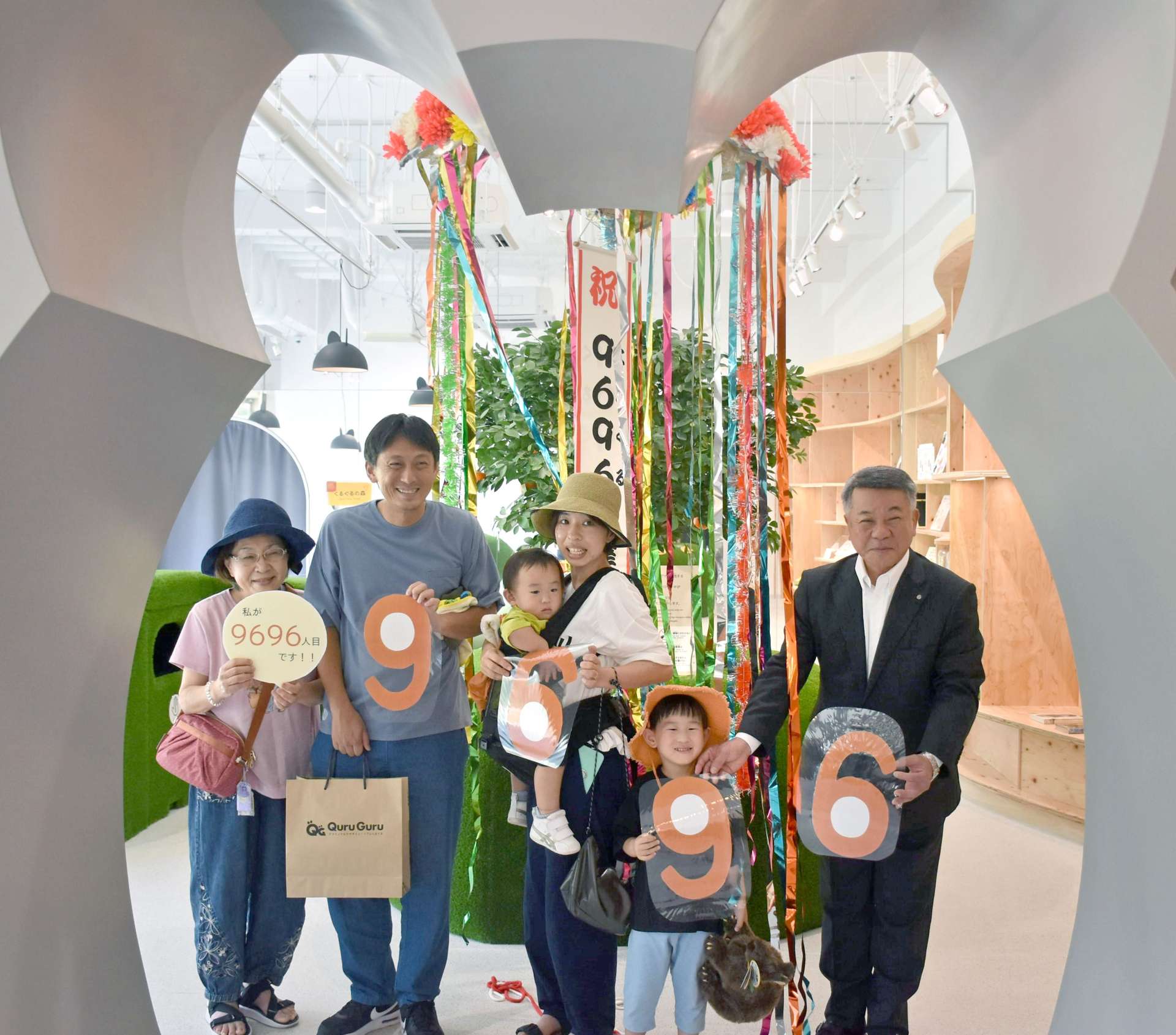 ９６９６人目の来場者となった永田穣太郎ちゃん（右から２人目）＝２８日、大和村のアマミノクロウサギミュージアムＱｕｒｕＧｕｒｕ