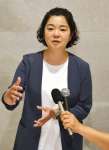 〈関連〉共産党県委員会の候補擁立取り下げを受け、報道陣の取材に応じる尾辻朋実氏＝２８日、鹿児島市千日町