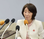 会見に臨む松崎真琴氏。涙をこらえる場面もあった＝２８日、県庁