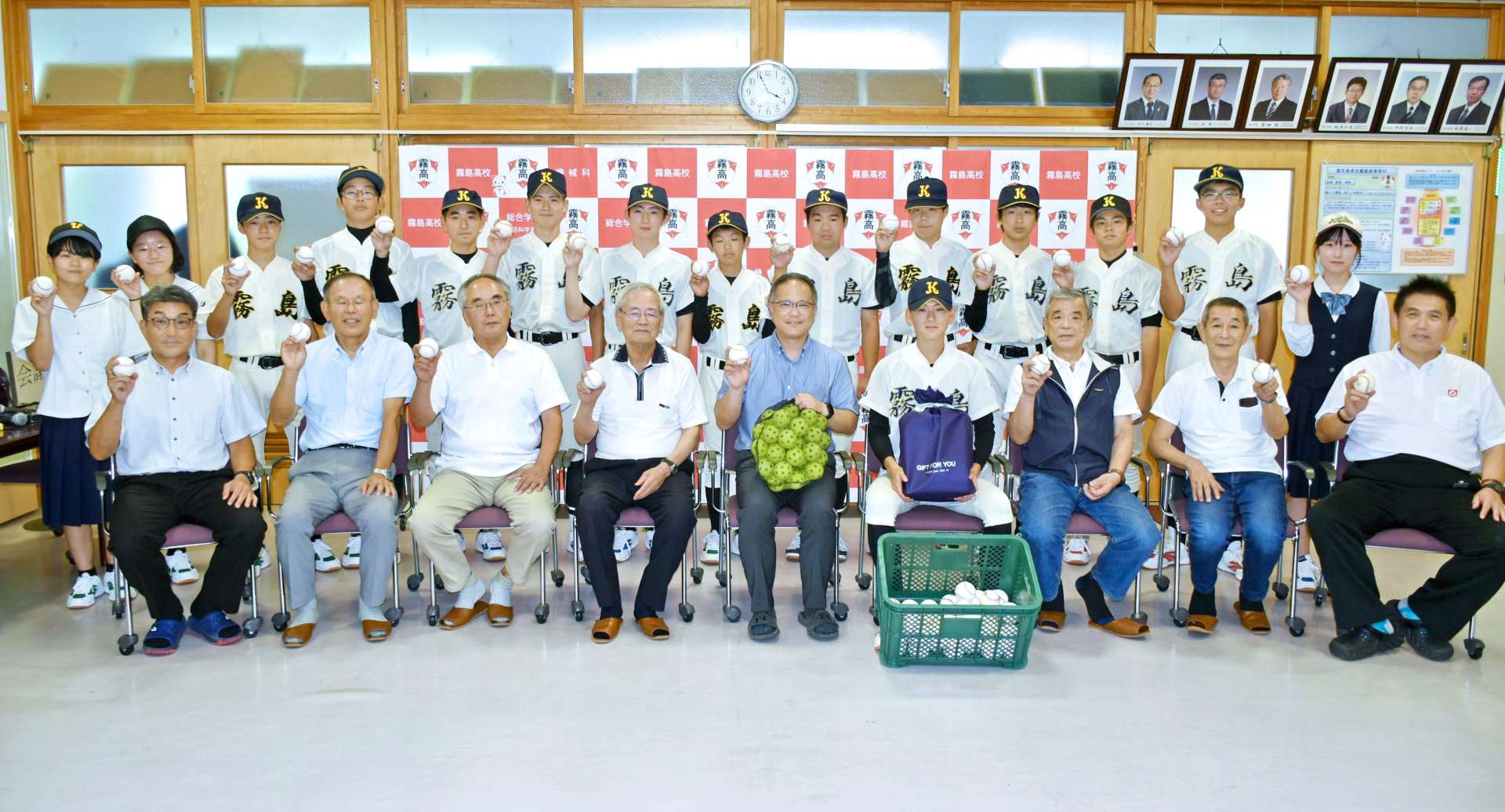 霧島高校野球部員と記念撮影するＯＢら＝霧島市牧園町宿窪田の同校