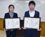 〈関連〉感謝状を受けた２人＝姶良警察署