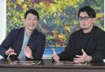 「高校の時からドラマの感想を言い合っていた」と話す迫田孝也（左）と和佐野健一＝鹿児島市の南日本新聞会館