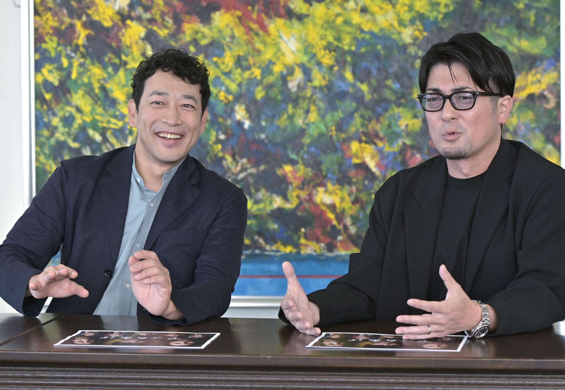 「高校の時からドラマの感想を言い合っていた」と話す迫田孝也（左）と和佐野健一＝鹿児島市の南日本新聞会館