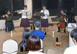 ツル観察センターで演奏する出演者＝出水市荘