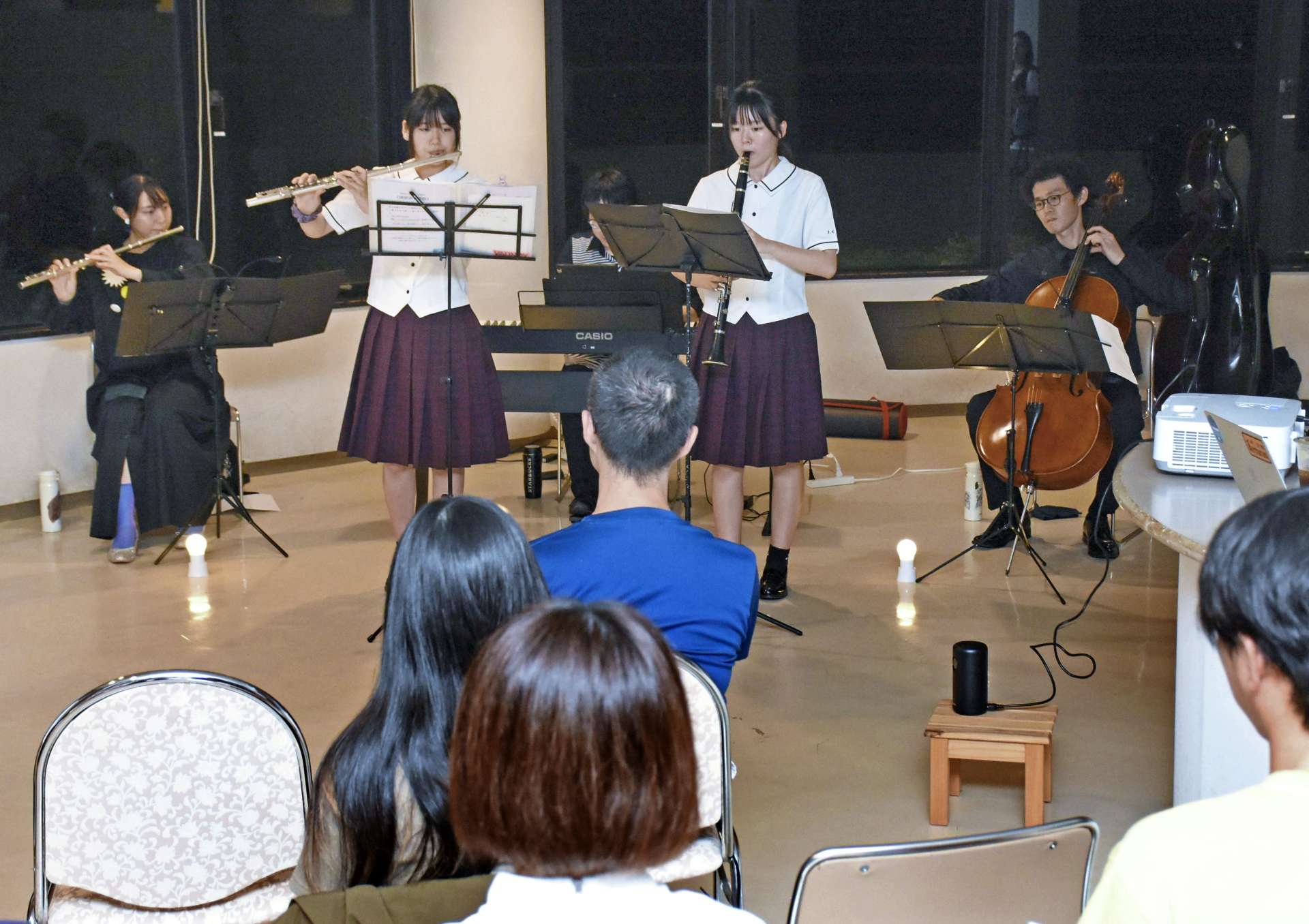 ツル観察センターで演奏する出演者＝出水市荘