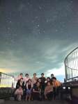 星空の下、記念撮影する参加者＝出水市ツル観察センター