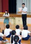 特攻隊員の遺書を朗読する劇団員＝志布志市の尾野見小学校