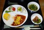 提供されたハヤシライスと野菜スープなど＝鹿児島市宮之浦町の子ども食堂「宮っ子」