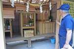 改修が終わった柳谷神社の社＝２１日、鹿屋市串良