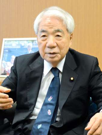 「引退後は東京から鹿児島を見守る」と話す尾辻秀久氏＝２５日、参院議員会館
