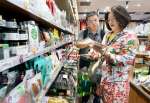 鹿児島の特産品店で買い物を楽しむ客船ツアー客＝２２日、鹿児島市東千石町