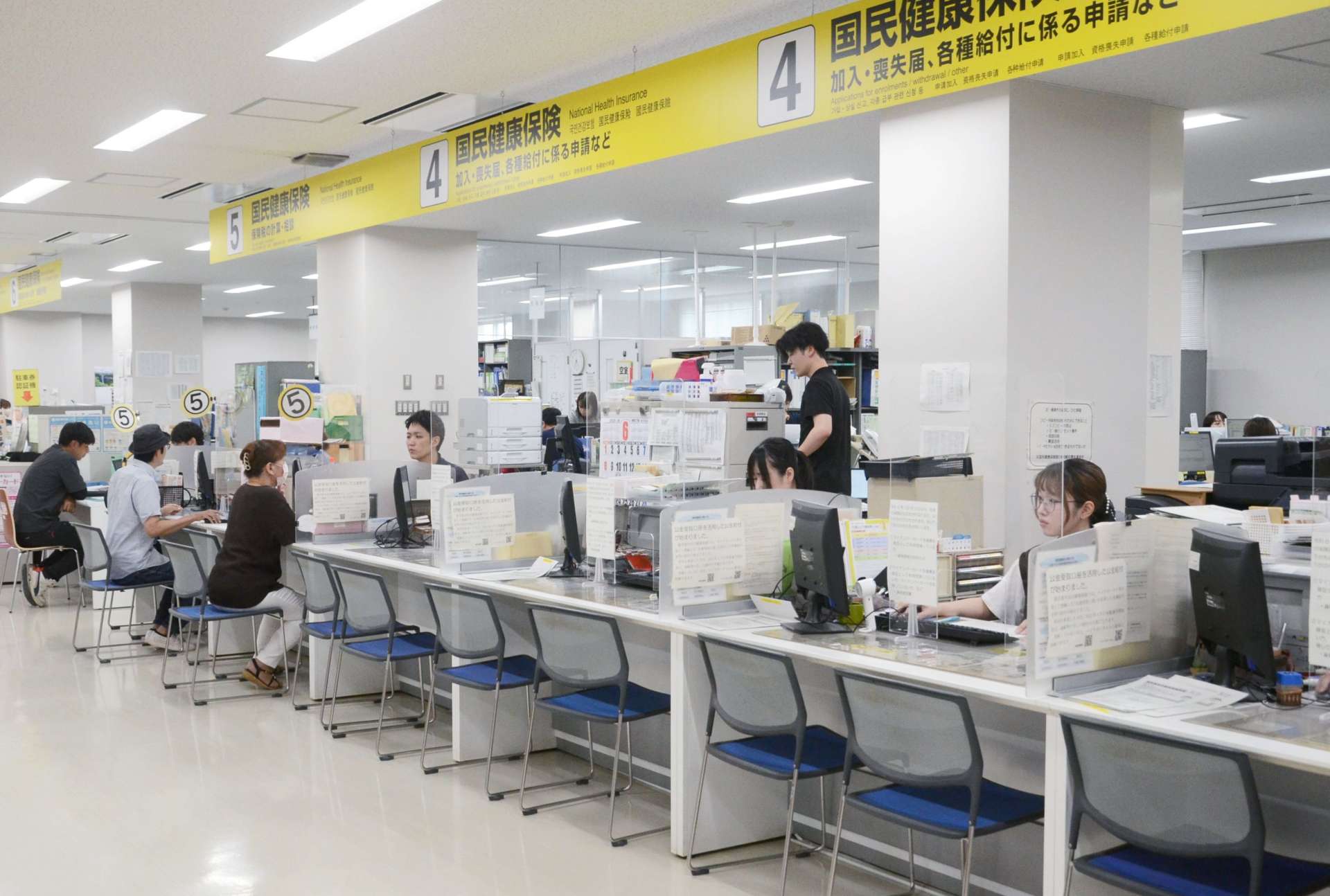 閉庁時刻が近づくにつれ、人が少なくなる市役所の窓口＝２６日午後４時５５分、鹿児島市役所