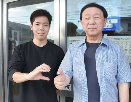 六月坂自治会の宮ケ原大喜会長（左）と竹之内宏史副会長＝志布志市の香月地区公民館
