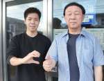 六月坂自治会の宮ケ原大喜会長（左）と竹之内宏史副会長＝志布志市の香月地区公民館